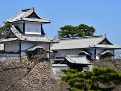 金沢城
石川門。
兼六園桂坂口近くから望む。