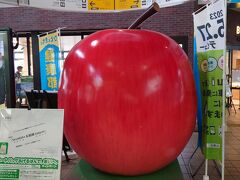 12:05　弘前駅

弘前駅に到着！
改札前には大きなりんごのモニュメント。
