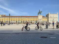 歩いてバイシャ地区へ。コメルシオ広場（Praca do Comercio,『貿易広場』という意味）。1755年のリスボン地震で崩壊したリベイラ宮殿があった場所のため、元の名前テレイロ・ド・パソ（Terreiro do Paço、宮殿広場）の名でも呼ばれている。自転車の集い？広い広場でティーンエイジャーの一団が（競技に備え？）練習していた。