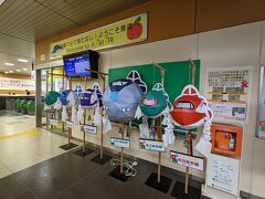 新青森駅に到着。ねぶた風の新幹線飾り。