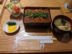 お昼はホテルの1階のレストランでステーキ重を頂きました。