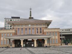 　まずは、JR奈良駅構内の窓口で、奈良公園・西の京 世界遺産 1-Day Pass と奈良公園・西の京・法隆寺 世界遺産 1-Day Pass Wideを購入しました。その後、奈良駅東口に出ると、お寺のような屋根に、洋館のような建物の旧駅舎の建物がありました。中は奈良市総合観光案内所になっていて、夜遅くまで営業していました。こちらでもらっておいた吉野や飛鳥のパンフレットは、翌年の旅の計画に役立ちました。