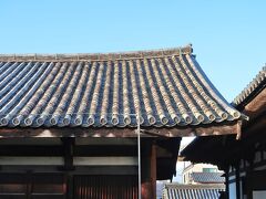 　国宝の禅室の屋根の一部には、飛鳥時代の古い瓦が残されていました。左端の新しい瓦と比べても、飛鳥時代の瓦屋根の方が美しく見えます。
