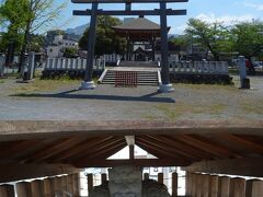 西武秩父駅前まで戻ったところで、
秩父神社御旅所(市指定史跡)を発見。
祭屋台が曳きそろえられる場所で、
祠の中で亀の神様が酒を飲んでたヨ。