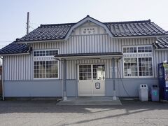 ●富山地方鉄道/越中三郷駅

隣駅まで歩いてやって来ました。
富山地方鉄道/越中三郷駅です。
駅名が、右から書かれていました。
レトロですね。