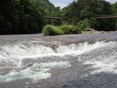 14:00　「吹割瀑」とも呼ばれ、残念ながら流れ落ちる滝壺は上空からしか見れません