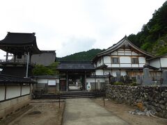 4トラ旅行記で見つけた「慈恩禅寺」まで行ってもらいました。
(岐阜駅からの高速バスはこの近くにも停車します）

郡上タクシーさんですが、お城の中腹から少し遠回りして　古い街並みを案内してくれました。　慈恩禅寺まで約1,200円でした。