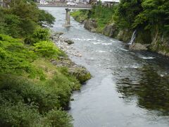 子どもたちが橋から飛び込む映像で有名な「吉田川」
向こうに見える橋は「宮ヶ瀬橋」