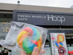 隣の「Hoop」というベーグル屋さんでレインボーベーグル(280円)をお土産に購入しました。