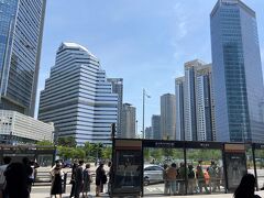 入国して、地下鉄で龍山駅に行きます。
日本時代（1945年以前）と異なり、駅前は高層ビル群です。