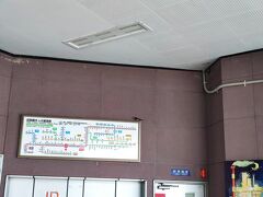 ●柳川13:27　→　大牟田13:41　西鉄電車急行
西鉄柳川駅から急行に乗り、大牟田駅へ向かいました。
途中の新栄町で多くの人が降りていきました。電車の窓から、駅前に落書きされたサンリブの廃墟があるのが見えました。事前に知っていたら、降りて見に行ったかもしれません。

大牟田駅のJR側では、ツバメが巣作りをしていました。
壁に土の跡がたくさん残っています。このあと、巣作りは成功したのでしょうか。