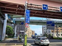 東遊園地を出て、さらに南下します。
ここは日本で一番短い国道１７４号線。全長１８７.１ｍ