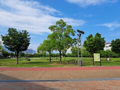 横にそれると「みなとのもり公園(神戸震災復興記念公園）」
広々した広場は、いざって時には避難場になる。普段は市民の憩いの広場。
ランニングトラックやスケートボード専用の設備なんかもあった。
まわりはちょっとした森になっていて、夏でも涼しい(^-^)