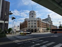 高速道路の高架の向こうに、何かレトロな建物。「神戸税関」です。平日は内部見学もできるみたい。