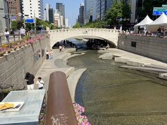 市内の川を綺麗に修復しています。