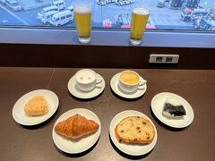 東京・羽田空港第1ターミナル 北ウイング 3F

JAL『ダイヤモンド・プレミアラウンジ』（北ウイング）で
いただいたものの写真。

メゾンカイザーのパンやおにぎりなど。