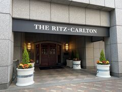 大阪・西梅田『The Ritz-Carlton, Osaka』

ホテル『ザ・リッツ・カールトン大阪』の写真。

こちらからは入らずさらに進んで行きます。