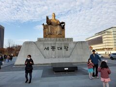 李舜臣像と並び光化門広場人気スポットである世宗大王(セジョンデワン)像。朝鮮の４代目国王で、ハングルを導入した国王として有名です。ちなみに世宗の肖像画などは残っておらず、この像や１００００ウォン紙幣の絵などは後世に描かれた肖像画や末裔を元に造られているそうです。