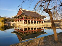 こちらは慶会楼(キョンフェル)という建物です。こちらも１８６７年に再建されています。池に写った姿と言いとても美しいですね。王や宮中の貴族たちの宴が開かれたり、来韓した外国要人を接待する事に使われていた施設です。
韓国でもっとも美しい建物とか光景とか言われるそうですが、この姿を見るととても良くわかります。