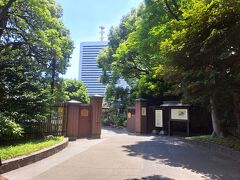 浜松町駅で降りて旧芝離宮恩賜庭園へ向かいます。
何度か横を通っているけど中に入るのは初めてです。