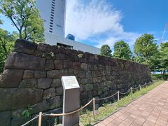 建設中に見つかった江戸時代の石垣。
4トラに登録されているのね。