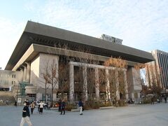 世宗大王像の左手にあるのは世宗文化会館。ソウルで市民ホールの役割を担っている施設で１９７８年に竣工しています。様々な催しを開催している様です。
この辺りは景福宮や光化門広場など観光施設もいっぱいある一方で、ソウル市中心部でもあり文化施設や行政施設なども多いです。この近くの反対側にはアメリカ大使館もありました。