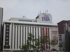 札幌駅前の「エスタ」
北海道新幹線の札幌延伸工事で2023年夏で閉店が決まっている。
長らく札幌駅前の顔だった商業施設だ。
1階にある札幌駅バスターミナルも廃止されるので最後にこの目で見て行こうと思う。(後で寄ります）