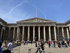 10分ほど歩いて、ここは大英博物館です
大きい、カッコいい