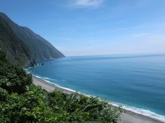 まずは清水断崖にやってきました。
東台湾の有名な絶景スポットらしく絶景です。
真っ青な海がきれいすぎ！
