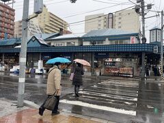 13時くらいに大通駅に着いてから、歩いて二条市場に来ました。腹ペコです。