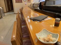 昼食は二条市場にある、「和食と鮨のに条」という店に入ります。ラストオーダーギリギリで滑り込みました。