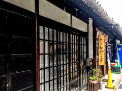 矢掛ビジターセンター問屋と脇本陣高草家住宅の狭間にある昔ながらの建物の商店があるが、それは高草商店。恐らく以前は脇本陣の一部だったのではないだろうか。創業して１００年の酒屋を雑貨店にリノベして生まれ変わった。ちょっとしたお土産を購入するのに立ち寄ってみよう。