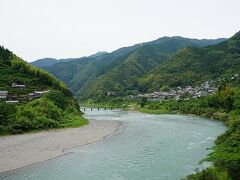 浅尾沈下橋
仁淀川の沈下橋と言えば、山奥の浅尾集落にある、浅尾沈下橋。とにかくすごい山奥にあって、道路も狭くて大変。