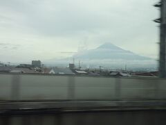 7:30発ののぞみ１３号で大阪方面へ。

ついつい撮ってしまう富士山。本日はあまり天気はよろしくありませんが、相変わらず優美な姿です。