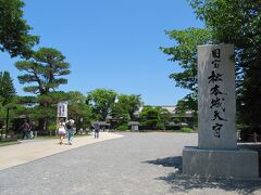 松本市のシンボル「松本城」にやって来ました～、

城内の玄関である二の丸跡に建つ”国宝松本城天守”の石碑です。が外国人や観光客が一気に増えました。

＊詳細はクチコミでお願いします