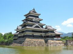 「松本城公園・城内内濠」から本丸・天守閣を眺めたところ～、

いつ観ても美しい黒と白のコントラストが映える五層六階の天守は日本最古の国宝です。

＊詳細はクチコミからお願いします