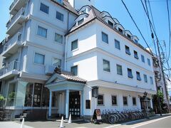 通りには創業明治２０年の老舗の宿「松本ホテル花月」です、

民藝精神が息づく洋館として人気の高いホテルですが新館が完成してリニューアルしていましたが、後で１階の喫茶ルームを利用しましょう！～。