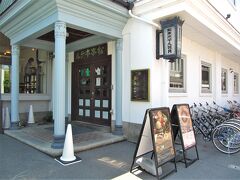 こちらが旧本館の玄関ですが今は「八十六温館」と成ってました、

以前の喫茶室・八十六温館はロビー入って階段で地下へ降りたところだったんです
が一階へリニューアルしたようです。
では、家内のリクエストでここでランチをいただくことにします。

＊詳細はクチコミでお願いします