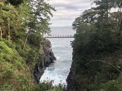 城ヶ崎海岸にやってきました。吊り橋を渡ります。