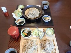 二八蕎麦と発芽蕎麦のセットを頼みました。発芽蕎麦というのは初めて食べました。
店内もきれいでとても美味しいお蕎麦でした。
