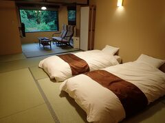 【本家伴久】17:00

ショックを引きずりながら湯西川温泉の本家伴久に到着。
ホテルでスリッパに履き替える時に見つかっていたらもっと大事だったかもしれません。

ヒルにかまれた血は4-5時間はとまりませんでした。

閑話休題

ホテルの部屋は緑の景色もみえ、きれいなお部屋でした。