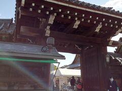 京都御苑内にある京都御所への入り口、清所門。
以前は年に数回の一般公開日しか京都御所内には入れませんでした、現在は、いつでも入れるようになりました。