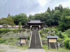 栄泉寺山門。曹洞宗。
慶長年間（1596年～1615年）の創建と云われ、文化4年（1807年）に再建されました。朱塗りの山門は水天門または竜宮門と呼ばれており、嘉永6年（1854年）に仏乗禅師が住職の頃に建てられました。