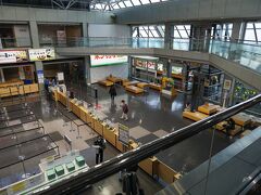 羽田から松山空港に到着。
松山空港は飲食店フロアは吹き抜けになっていて2階の出発部を見渡せる構造。