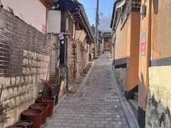 さて、観光しましょう。こちらは北村韓屋村。
古き良き伝統的な家屋が並びます。