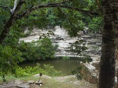 チチェン・イッツァ遺跡の北のはずれのグラン・セノーテ（泉）。右の遺跡は生け贄を放り込むための場所。
