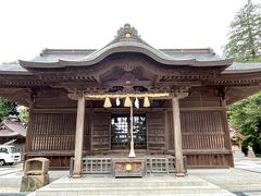 松江神社拝殿。
拝殿は、寛文元年（1661年）に堀尾忠晴公が朝酌村に建立した東照宮を移築した建物です。
松江神社は、明治10年（1877年）に、旧松江藩の有志により、西川津村楽山に松平直政公を御祭神とする楽山神社として創建されました。
明治31年、楽山神社に東照宮を合祀し、翌年、現在地に遷座して、松江神社と改称しました。