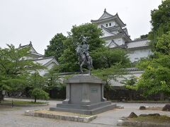 公園内には、美濃大垣藩の初代藩主、戸田氏鉄公の騎馬像が建てられています。
