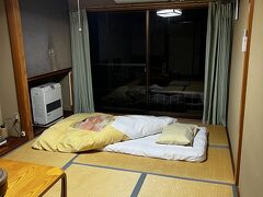 焼肉屋さんから、
周囲真っ暗な、たぶん田んぼの道をかっ走り
2130頃
今日のお宿
ふしぎな温泉　湯沼温泉駒草荘着。

お宿入り口の電気はすでに落ち、
真っ暗で見えない。。。

お部屋はこんな感じ。
最近、お目にかからなかったタイプの
お部屋だぁ&#128518;！
お部屋から外も真っ暗で何も見えないw

＊講演者の定宿ではないそうです。