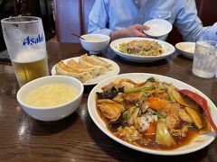 どこでランチをするか？迷いましたが、結局今日もこちらのお店。

でも、外さないなーここ！
餃子も美味しい♪♪

ワタシだけ、しっかりビールまでいただき満足♪満足♪
